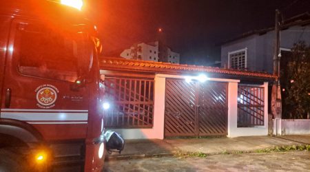 Bombeiros controlam incêndio em residência na Martim de Sá, em Caraguatatuba