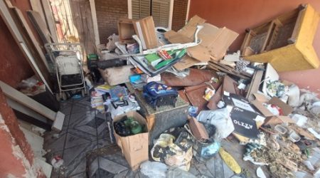 Acúmulo compulsivo: Recolhidos 4,5 toneladas de materiais em casa na zona leste