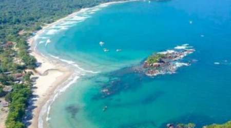 Baía de Castelhanos, local onde os resgatados foram levados após o naufrágio desta quarta (2)