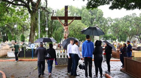 Mesmo sob chuva, emoção e fé marcam o Dia de Finados em São José dos Campos