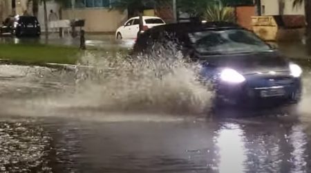 Trechos da Avenida da Praia em Caraguá ficou alagada após o temporal de sábado (4)