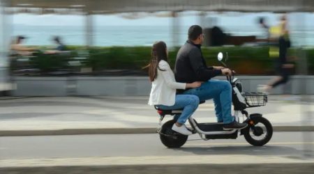 Novas regras para ciclomotores entram em vigor em 2026; veja o que muda no trânsito