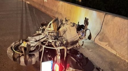 Acidente entre moto e carro no Contorno da Rodovia dos Tamoios resultou na morte de motociclista em Caraguatatuba