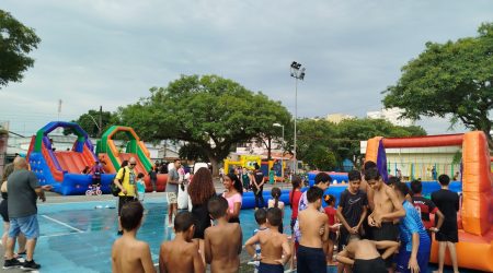 Criançada aproveitou e se refrescou do calor