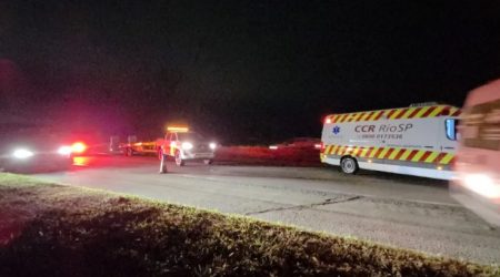 Colisão entre carro e caminhão provoca incêndio e deixa um morto na Via Dutra