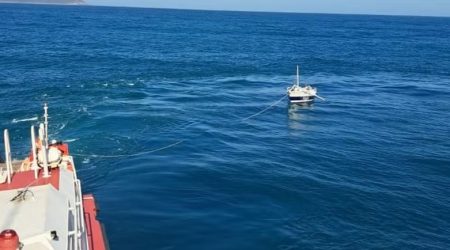 Três resgatados em veleiro à deriva em Ubatuba