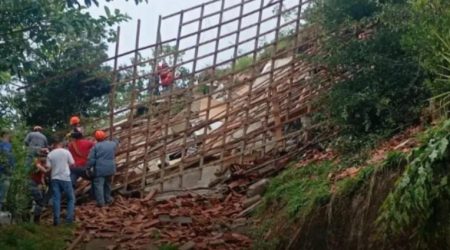 Deslizamento em Natividade da Serra derruba casa e mobiliza buscas por morador