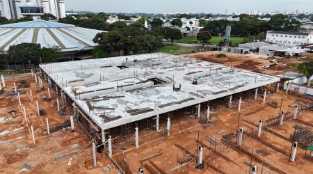 Obras da maternidade em São José dos Campos avançam com 90% da fundação concluída; unidade terá 150 leitos e atendimento regional A cidade de São José dos Campos está investindo em um novo hospital materno-infantil. A administração municipal informou que 90% da fundação da nova unidade está concluída e a obra segue em ritmo acelerado. O hospital está sendo construído na Vila Industrial, região leste da cidade, e deve ampliar o atendimento materno-infantil na cidade e região. De acordo com a prefeitura de São José dos Campos, os pilares da estrutura atingiram aproximadamente 85% de execução, enquanto as vigas e lajes estão em torno de 25%. Estrutura do novo hospital A nova maternidade está sendo construída na rua Ricardo Edwards, ao lado do Teatrão, e terá 150 leitos. O empreendimento ocupará uma área total de 18,6 mil metros quadrados, incluindo edificação, paisagismo e estacionamento. Para otimizar o andamento, a obra foi dividida em quatro setores (A, B, C e D), permitindo a execução simultânea das etapas. Atualmente, os trabalhos estão concentrados na montagem de escoramentos e fôrmas no Setor B, etapa necessária para a próxima concretagem. Também já teve início o fechamento da platibanda no Setor A, indicando avanço nas estruturas superiores. Próximas etapas Entre as próximas fases previstas estão: Concretagem da laje do Setor B Início da montagem estrutural do Setor C Implantação das infraestruturas hidráulicas no Setor A Atendimento e serviços A prefeitura ainda destacou que a unidade foi planejada com foco no atendimento integral à saúde da mulher e da criança. Entre os serviços previstos estão: Mais de 100 leitos de internação UTIs materna e neonatal Atendimento ambulatorial e pronto atendimento obstétrico Centro obstétrico completo (pré-parto, parto e puerpério) Casa de apoio para gestantes e bebês de alto risco Ordem de serviço assinada em setembro de 2025 A maternidade começou a sair do papel em setembro de 2025 com a assinatura da ordem de serviço. O investimento do hospital está estimado em R$ 77 milhões, com previsão de entrega em 2027. A área onde está sendo construída a nova maternidade pertencia ao São José EC, que, por meio de uma permuta, cedeu o local à prefeitura para a construção do hospital.