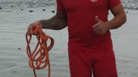 Idoso e cego, cão fica preso em banco de areia e é salvo por bombeiro em Caraguá!