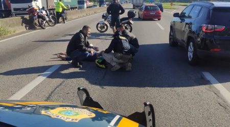 Acidente na Dutra deixa mulher ferida e provoca congestionamento de 10 Km em São José