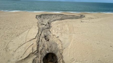 Condomínio é autuado por lançamento irregular de esgoto em praia de São Sebastião