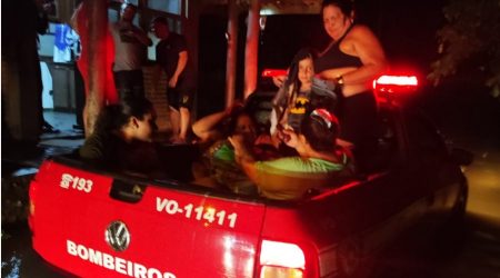 Sete pessoas são resgatadas após carros ficarem ilhados na Praia da Fazenda, em Ubatuba