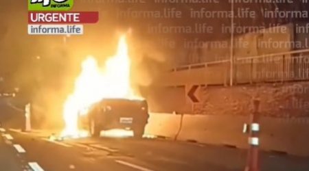 Caminhonete pega fogo e bloqueia pista marginal da Via Dutra, em São José