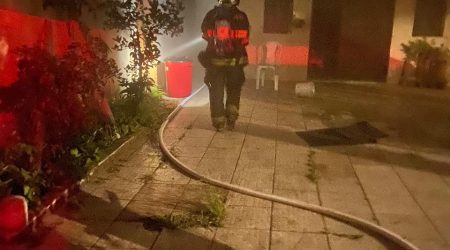 Fogo começa em quarto e Bombeiros evitam propagação em casa de Caraguatatuba