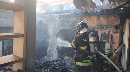 Incêndio em residência deixa homem ferido na Praia das Palmeiras, em Caraguatatuba