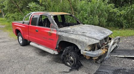 Caminhonete foi consumida pelas chamas dentro do maior túnel da Tamoios / Foto: Radar Litoral