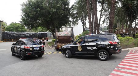 Polícia destrói mais de 100 mil garrafas usadas em falsificação de bebidas alcoólicas