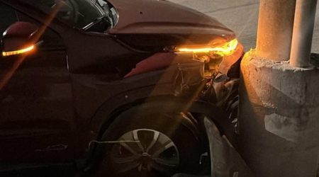 Motorista passa mal após deixar hospital e acerta poste na zona sul