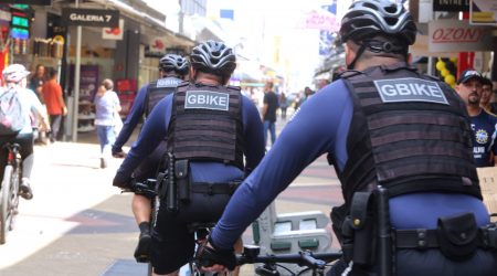 Mulher sofre AVC no calçadão e é salva pela pronta resposta de guardas civis municipais