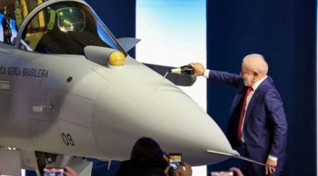 Embraer apresenta o Gripen, primeiro caça supersônico produzido no país!