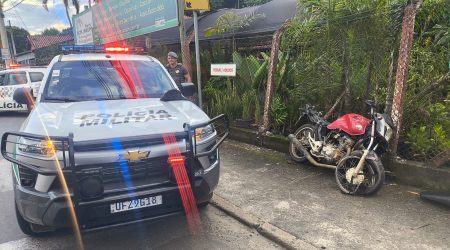 Motociclista sem habilitação é detido após fuga e acidente em Guaratinguetá