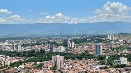 Polícia investiga caso de 3 jovens baleados em frente a uma adega em Guaratinguetá