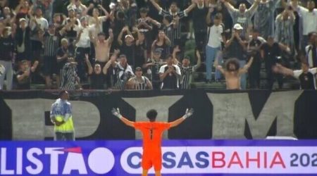 Herói corintiano, Hugo comemora classificação com a torcida no Canindé