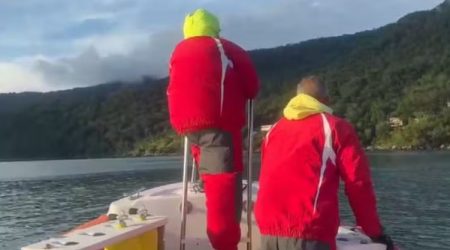 Bombeiros e Marinha fazem buscas por casal desaparecido após passeio de moto aquática em Ilhabela