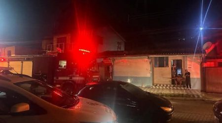 Bombeiros encontram corpo carbonizado em casa incendiada em Ilhabela