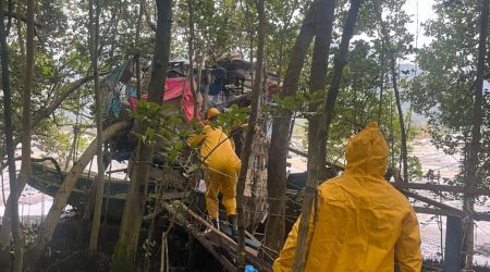 Idoso é encontrado morto dentro de embarcação abandonada próximo à balsa em Ilhabela