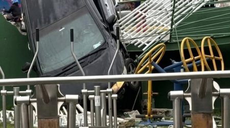 Motorista perde controle e invade área de recreação em unidade educacional de Ilhabela