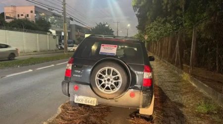 Carro abandonado no Urbanova é notificado pela prefeitura e retirado
