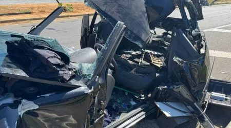 Casal é resgatado, consciente, das ferragens de carro após acidente em Taubaté
