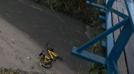 Bicicleta pública é encontrada em córrego de São José dos Campos