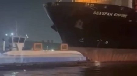 Navio porta-contêineres colide com balsas durante manobra no canal do Porto de Santos, na noite de segunda-feira (16)/ Foto: Redes Sociais