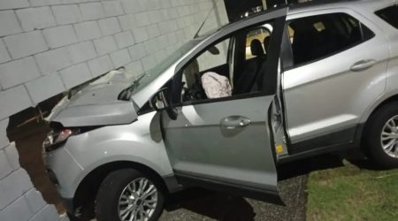 Veículo atingiu muro de condomínio após perder o controle na rotatória do Urbanova