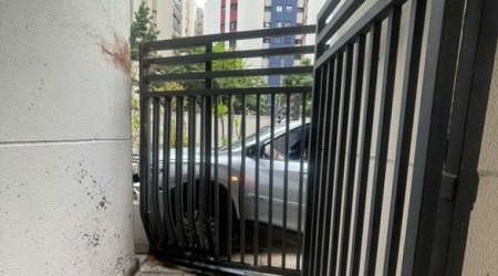 Motorista perde controle de carro automático e bate em grade de prédio comercial no Jardim Aquarius