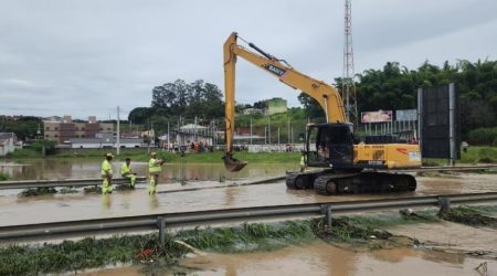 Taubaté iniciou desassoreamento no córrego do Santa Tereza após alagamentos/ Foto: Divulgação