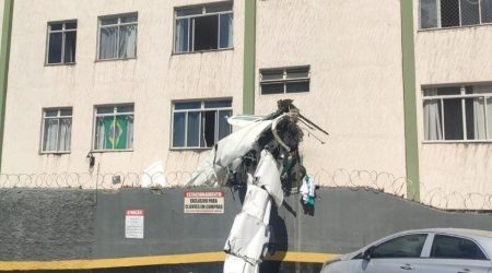 Avião de pequeno porte caiu sobre prédio residencial em Belo Horizonte, mobilizando equipes de emergência.