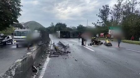 A caminho da Argentina, ônibus com torcedores do Flamengo tomba na Via Dutra