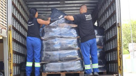 Pontos de coleta do Fundo Social de São José recebem doações para vítimas das enchentes em Minas Gerais.