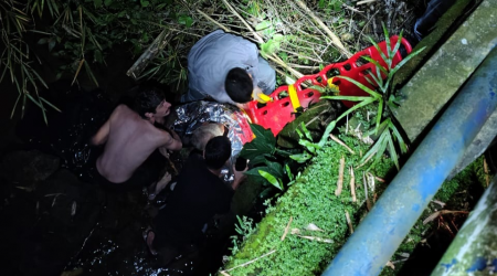 Idoso sofre queda de ponte e é regatado pelos Bombeiros em Caraguatatuba