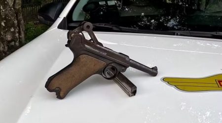 Pistola 9mm com símbolo ligado ao nazismo foi apreendida durante fiscalização em Taubaté/ Foto: PM