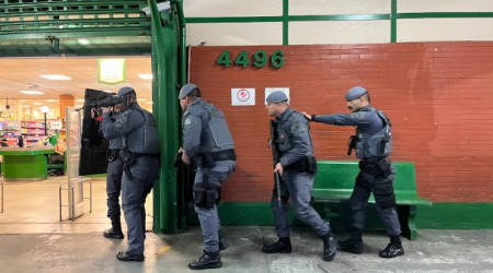PM de São José dos Campos realiza simulado com refém em supermercado