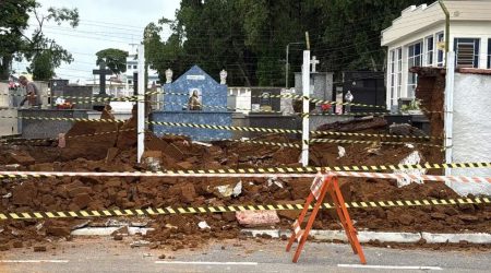 Parte do muro do cemitério Padre Rodolfo de Komorek caiu sobre a calçada no Centro de São José dos Campos.