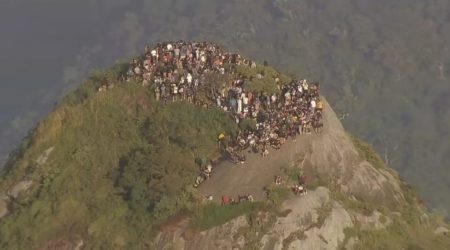 Visitantes ficaram impedidos de descer durante operação policial no Vidigal, no Rio.