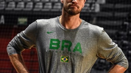 Brasileiro Tiago Splitter assume o time Trail Blazers como treinador interino