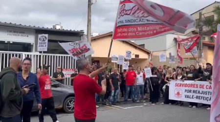 Servidores públicos de Caraguatatuba fazem protesto por reajuste salarial