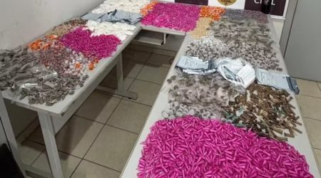 Polícia Civil apreendeu 5,2 mil porções de drogas e prendeu dois suspeitos durante operação no município