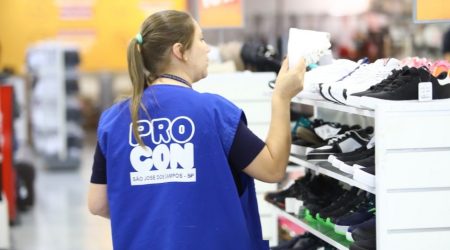 Fiscalização do Procon em São José dos Campos reforça direito do consumidor no Dia dos Namorados